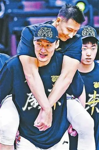 的中国篮球名将易建联当日接受了左膝盖和左脚踝老伤部位的微创手术