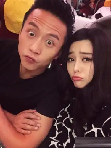 邓超晒与范冰冰亲密合影自封唯一男神