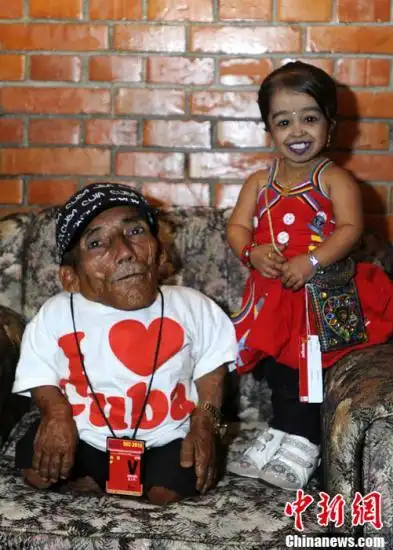 世界最矮男女相会尼泊尔 年龄相差半个世纪(图)