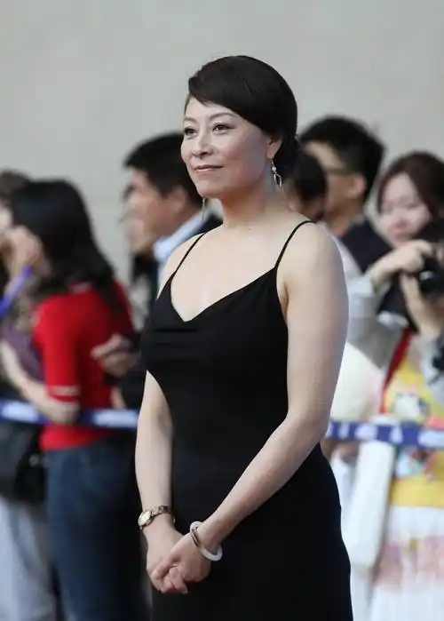 岳红气质放得开,一把岁数穿黑色吊带,可惜没逃过中年发福_时尚_身材