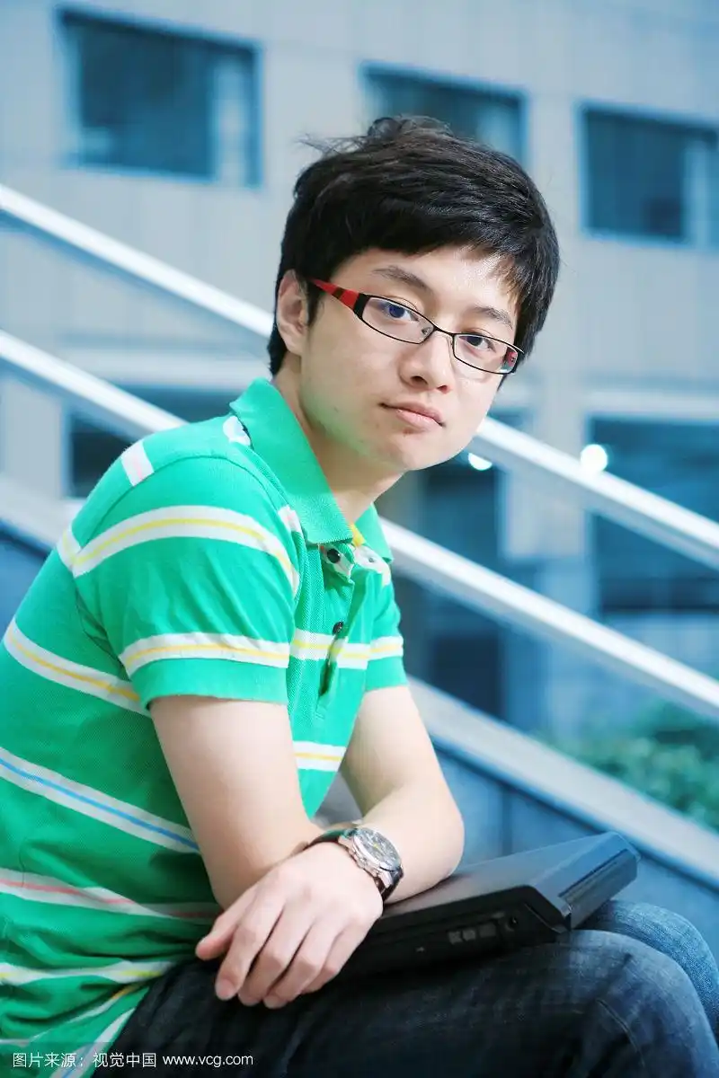 戴眼镜的青年男士