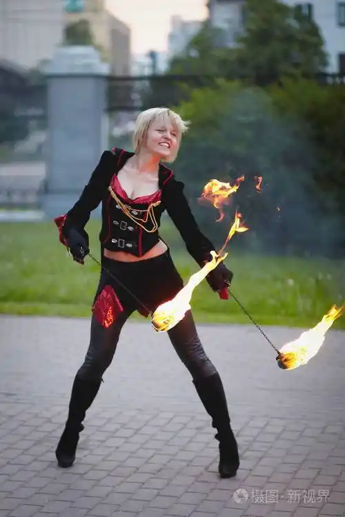 深夜在火场上玩火的女孩