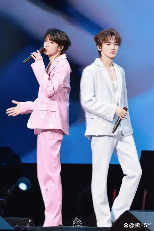 而宋亚轩则是一身白色西装套装,内搭浅蓝色衬衫和领带,清新又帅气