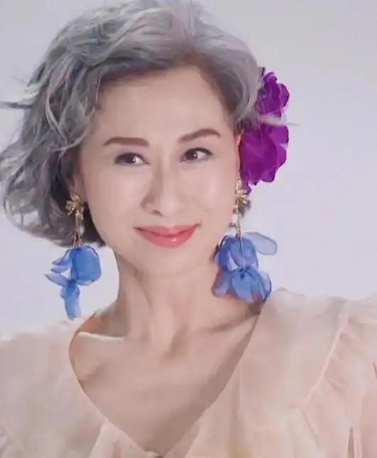 62岁叶倩文的老年状态,满头白发,气质干净更显优雅