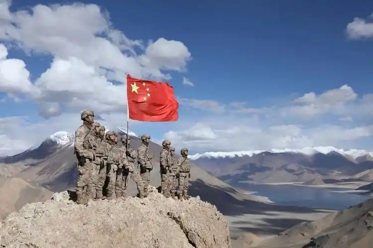 在党旗山前重温入党誓词秋迪俭革拉哨所官兵新疆军区阿里军分区某边防