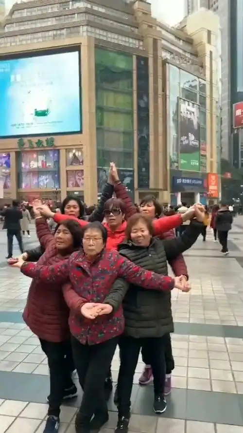 大妈拍照新姿势,赶紧学起来了!