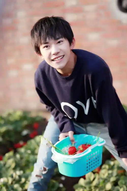 好想当一颗草莓!易烊千玺现身草莓园,摘草莓帅气撩人!