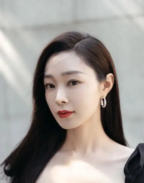 宋轶拥有一张清新甜美的脸庞,一双明亮清澈的眼睛,一头柔顺飘逸的长发