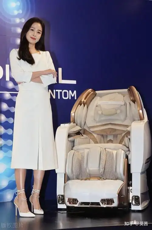 "金泰熙"白色连衣裙 白色高跟鞋:时尚感满满!