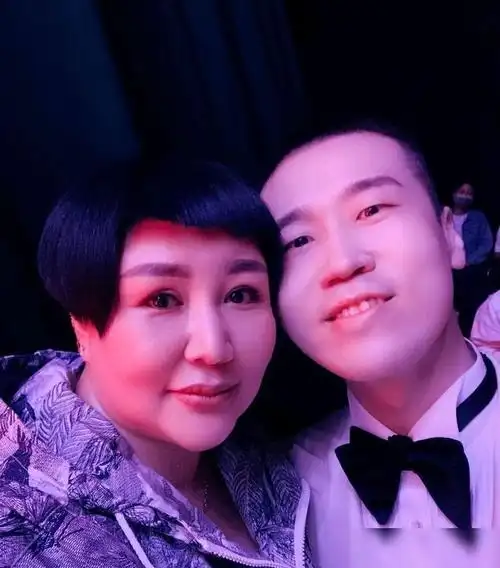 郭德纲的妻子德云社董事长王惠生日岳云鹏栾云平现场送祝福