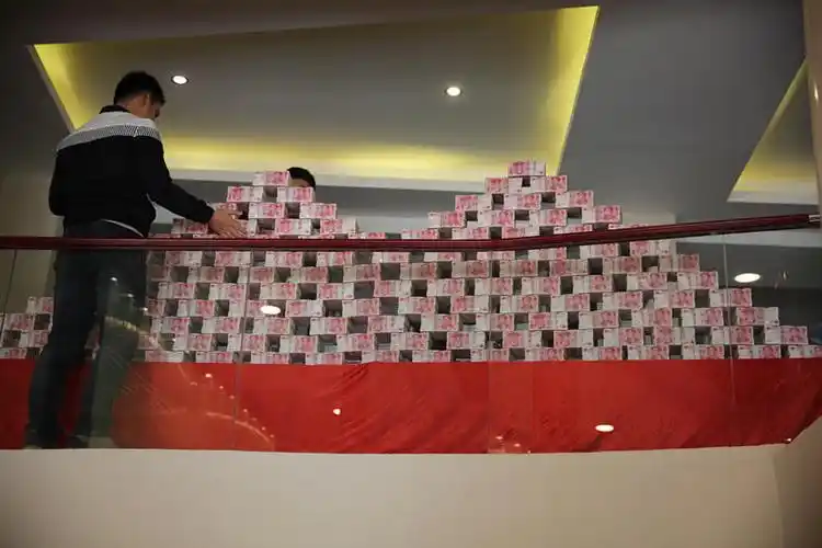 湖北英山一开发商为农民工发工资 2000万现金堆成山