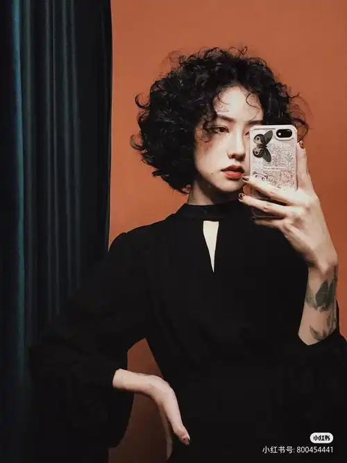 xhs上发现了一个烫爆炸头特别好看的女生