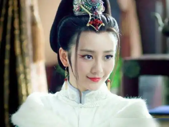 再到今年的《乘风破浪的姐姐2》,王鸥在形成王曼春和秦般若两个古典