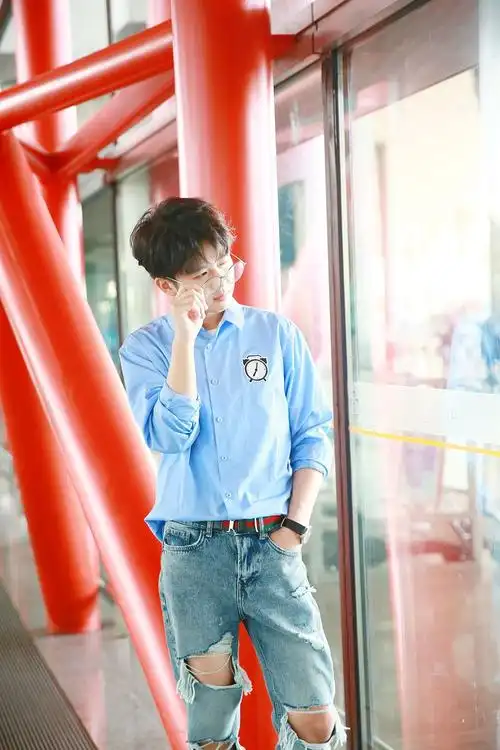 徐浩启程伦敦时装周 现身机场造型清新气质如风