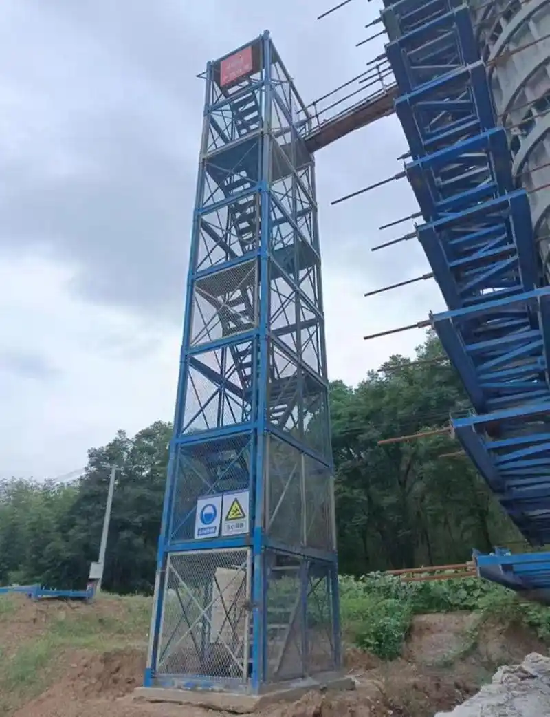 之字形爬梯是一种常见的垂直通道设备,广泛应用于建筑工地,电力设施