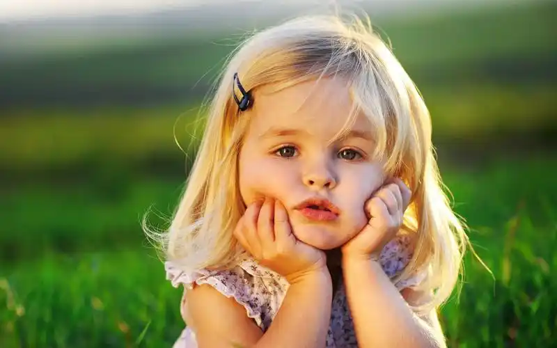 外国天真可爱的小女孩电脑桌面壁纸高清下载