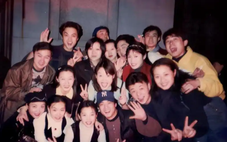 回顾演员徐露巅峰时退隐与名导结婚48岁和19岁女儿像姐妹