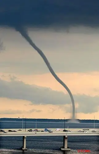 令人震撼的巨大龙卷风