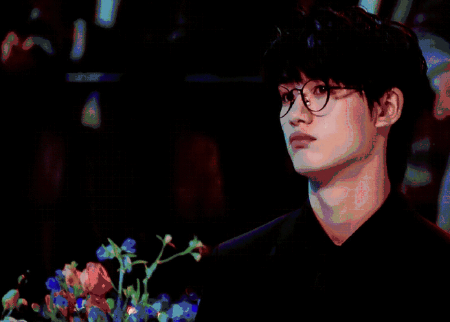 非常值得梦回的黑西装77金丝眼镜#丁程鑫