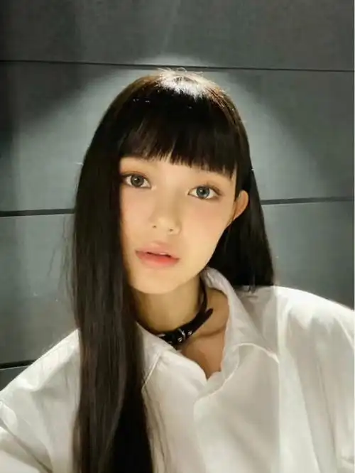 danielle  #newjeans08-09回复我第一眼看成了黄旭熙男扮女装糖果