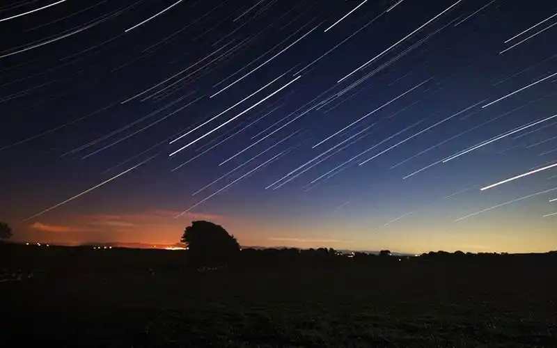 夜空下最美的流星雨:每个女孩的梦想是可以遇见一场梦幻的流星雨,那该