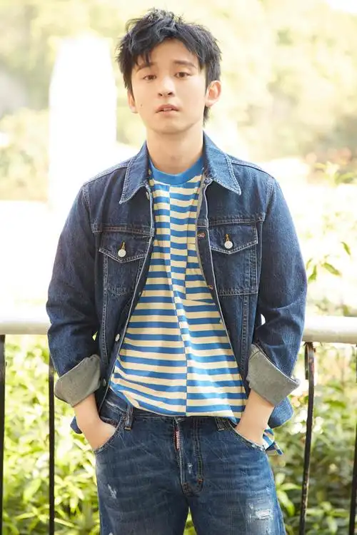 董子健清爽帅气春日写真图片