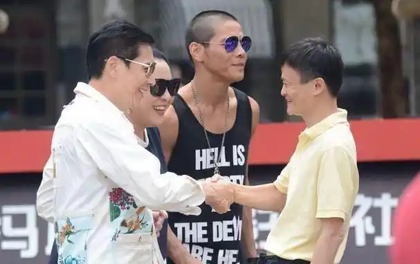 向华强的背景有多强?父亲是新义安的创始人,还跟吕乐也有关系