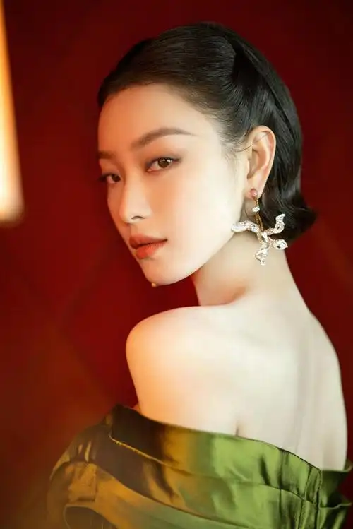 组图:倪妮绿色复古花萼裙秀身材 兰花耳环树枝手镯清雅别致