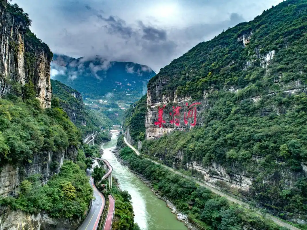 《美酒河》.荣忠远 摄.jpg