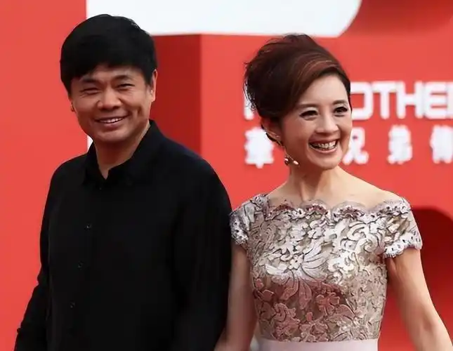 为了能与许戈辉共度余生,他毅然决定与前妻离婚,忍受她的怒火