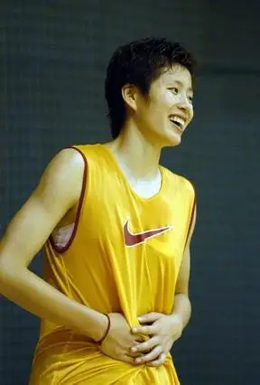 姚明妻子叶莉人称本色美女场下场下显优雅气质