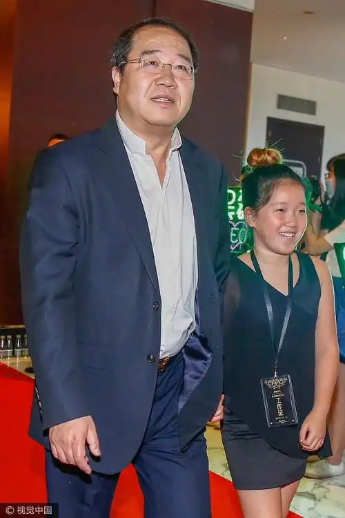 组图:英达"洗钱风波"后公开现身 与身边美女上演身高差