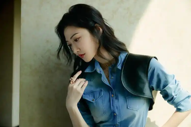 景甜一波美图来袭身穿高开衩牛仔连衣裙秀出大长腿