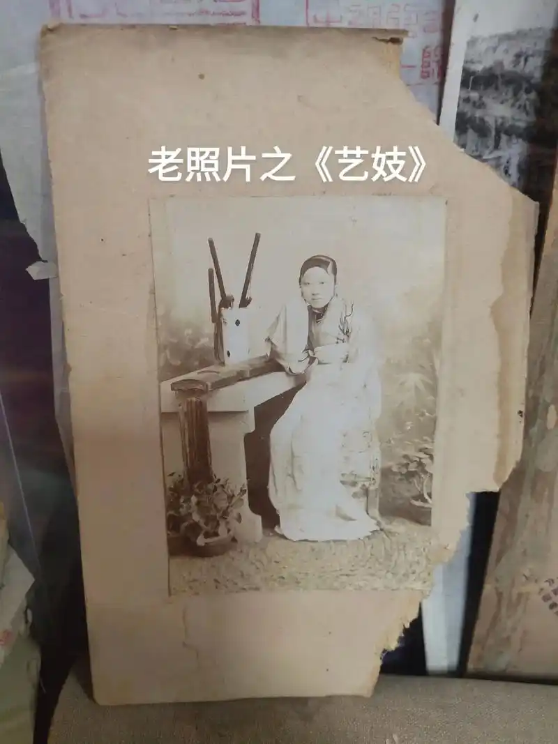 图上为两张艺妓的照片,为晚清时期,照片来自合阳县.清朝晚期, - 抖音