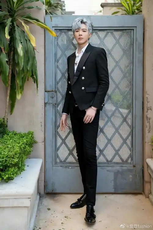 刘宇宁骑马错位图