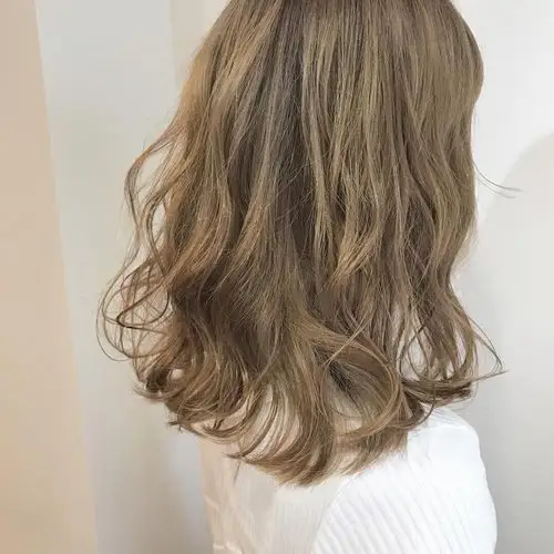 小仙女 #逆袭小仙女 #亚麻色发色 #夏季适合什么发色 一款亚麻色.