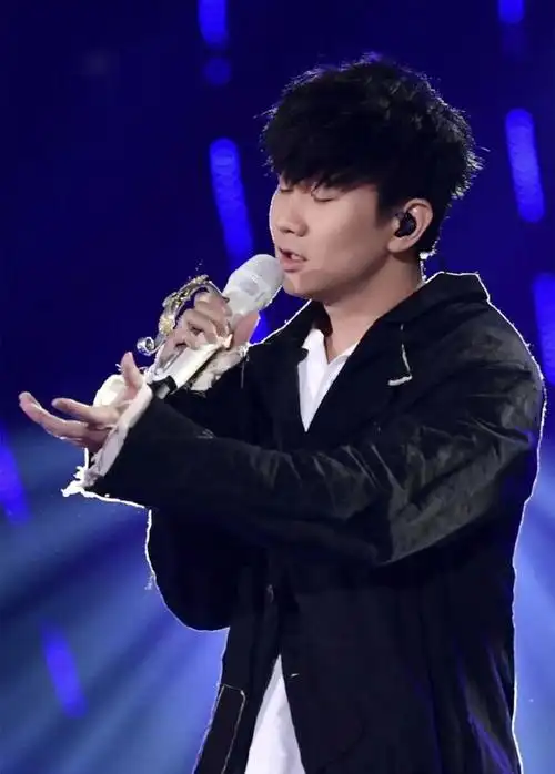 再加上林俊杰的朋友圈是所有人的大人物,国内著名歌手张杰,雨神萧敬腾