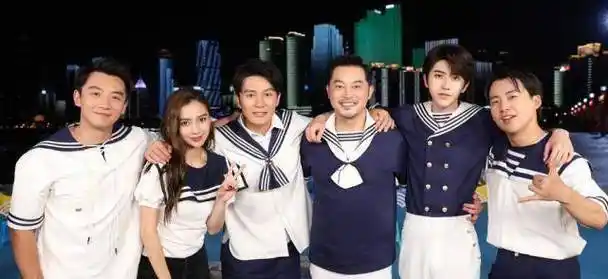 同样都是上车,欧阳娜娜谦虚,吴宣仪低调,看到baby:公主待遇_蔡徐坤