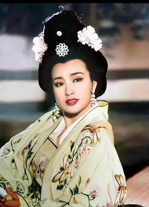 迄今为止,她在电视剧《武则天秘史》中所饰演的女皇武则天,仍然是无法