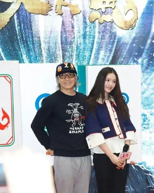 周星驰生日 星女郎林允晒祝福赞其帅气可爱