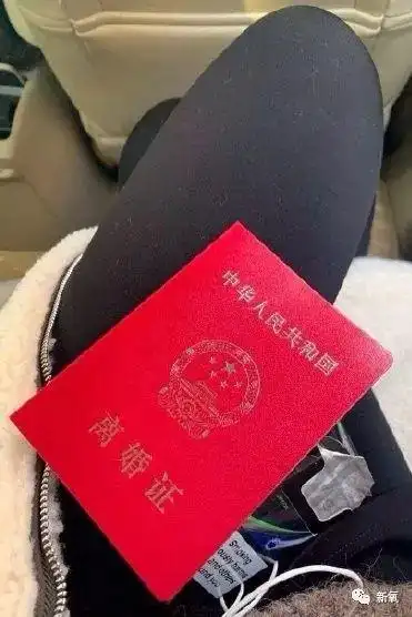 一条是"别骂我了 抱抱我吧",配图盖上公章的已经失效的结婚证,以及