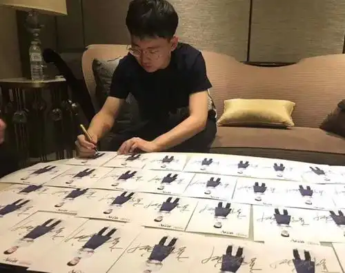 有一种"懒省事"叫郭麒麟,签名54笔画,他一笔签成,看清字都懵了