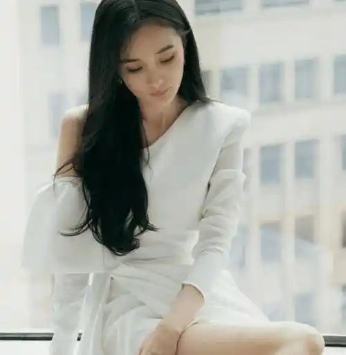 杨幂近照公开,一袭白裙如知性女人,这才是圈内的"最干净女星"_形象