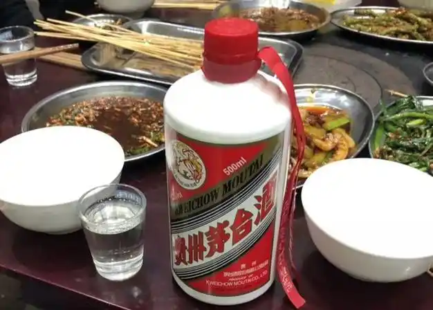 酒桌倒酒,若对方"敲桌子",说明其用意不简单,别轻视