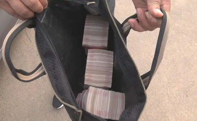 男子丢30万现金寻找时发现一个兵哥哥在路边等他