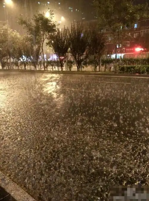 北京凌晨暴雨如注 局地积水过膝车趴窝