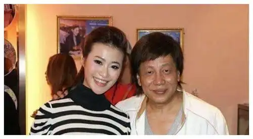 虽说是很大的一个年龄差,但半年后,梁小龙与宋骧第二次见面,两人开端