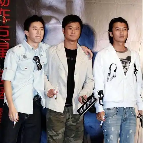 吴京走4次红毯,明星的遮羞布挂不住,华表奖上各种世态炎凉_甄子丹