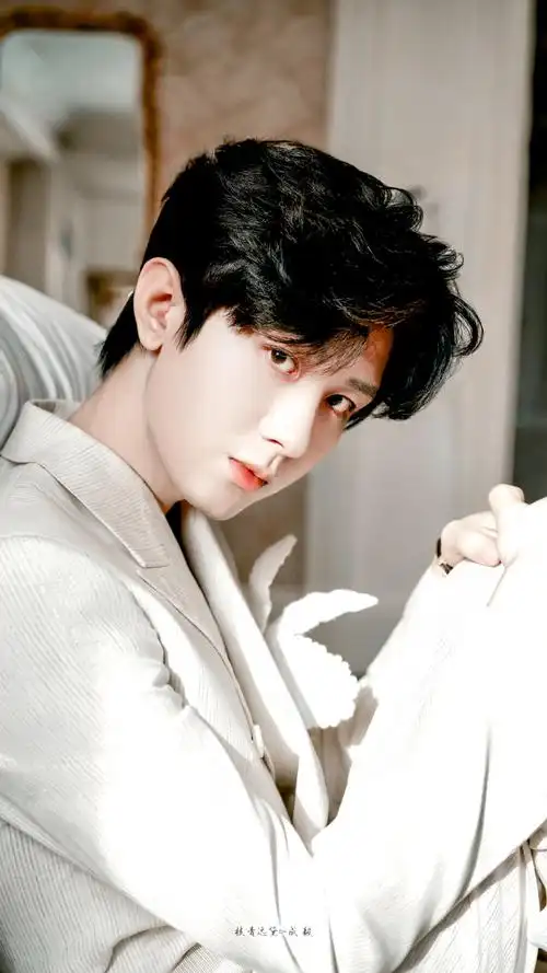 成毅立体莲花西装