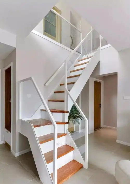 通往阁楼楼梯,白色楼梯主结构配木面踏步与玻璃护栏,确保安全的